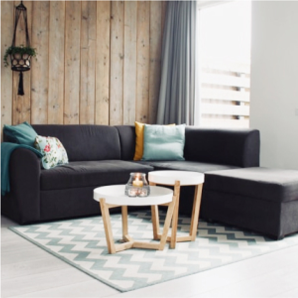 写真：大きなダークグレイのソファ