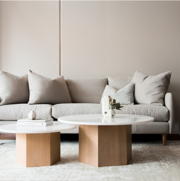 写真：ローテーブルとローソファ