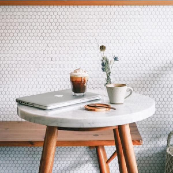 写真：白い石板に木のアームのミニテーブル