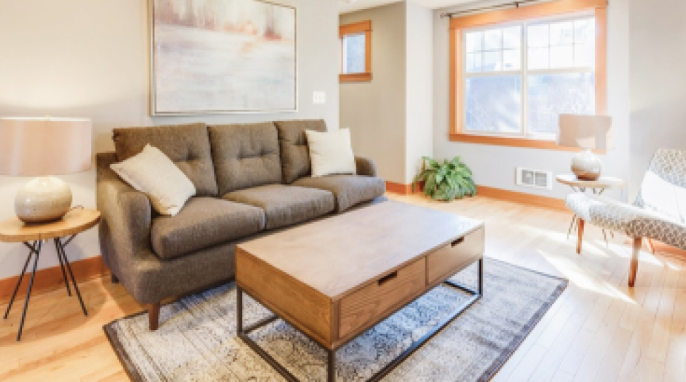 写真：コンパクトなリビングにソファとテーブル